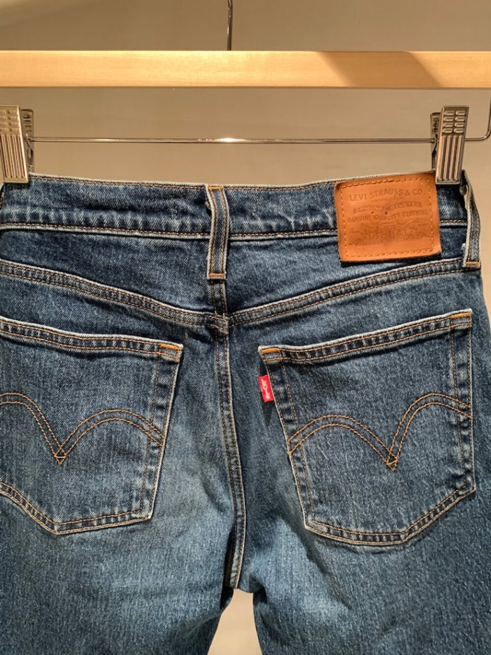Levi’s Premium Wedgie Straight Jeans — Medium Wash — Size W26 L26